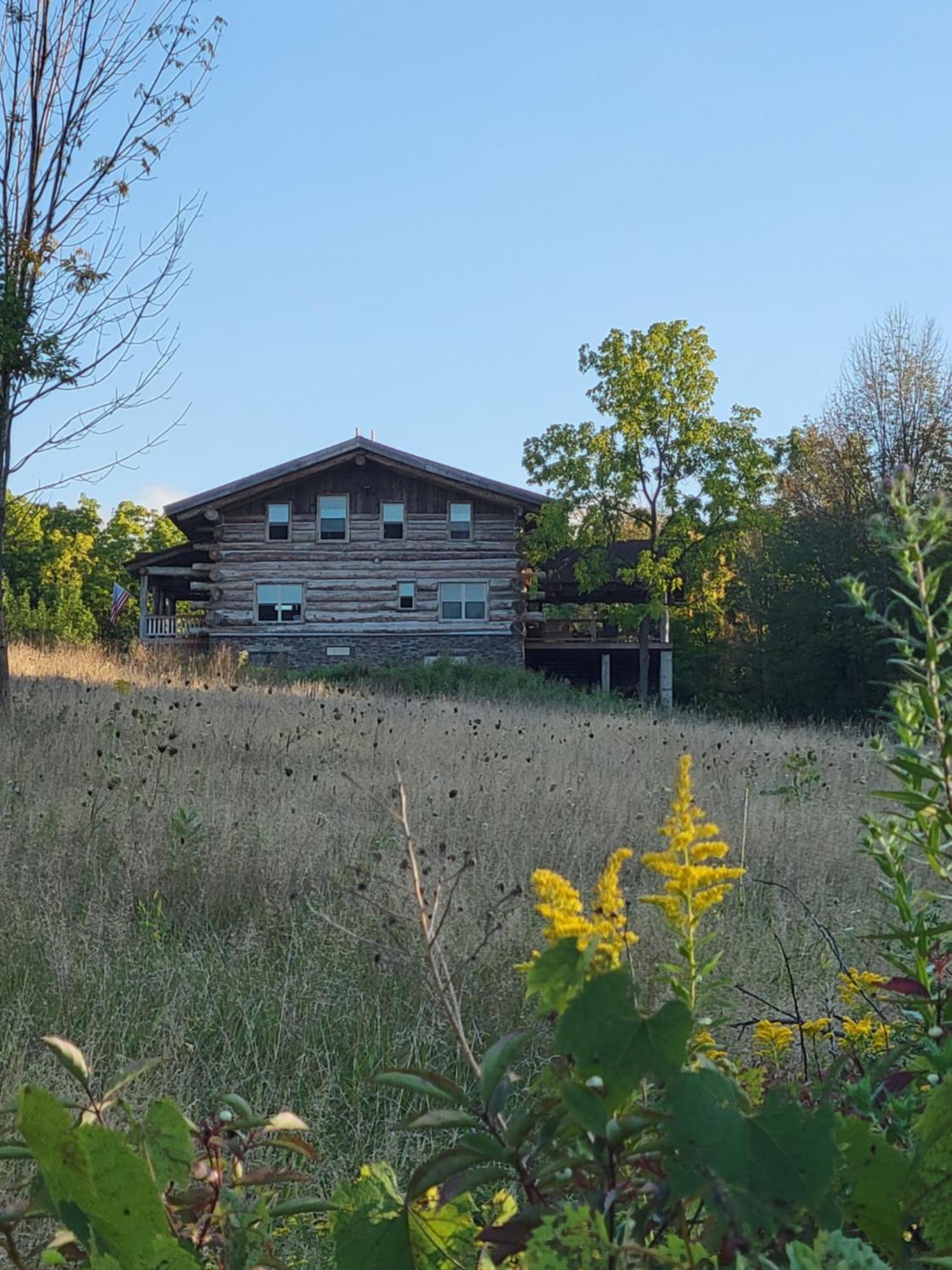 Livonia Firefly Creek Lodge מראה חיצוני תמונה
